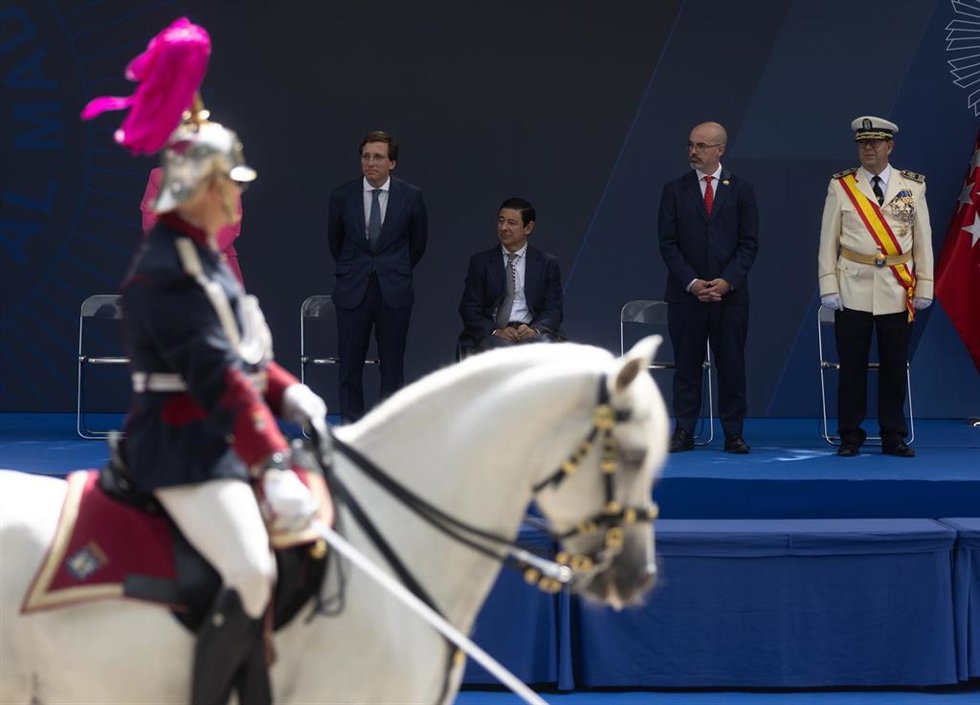 (I-D) El alcalde de Madrid, José Luis Martínez-Almeida; el presidente del Pleno de Cibeles, Borja Fanjul; el delegado del Gobierno en la Comunidad de Madrid, Francisco Martín y el jefe de la Policía Municipal de Madrid, Oskar de Santos, durante el desfi