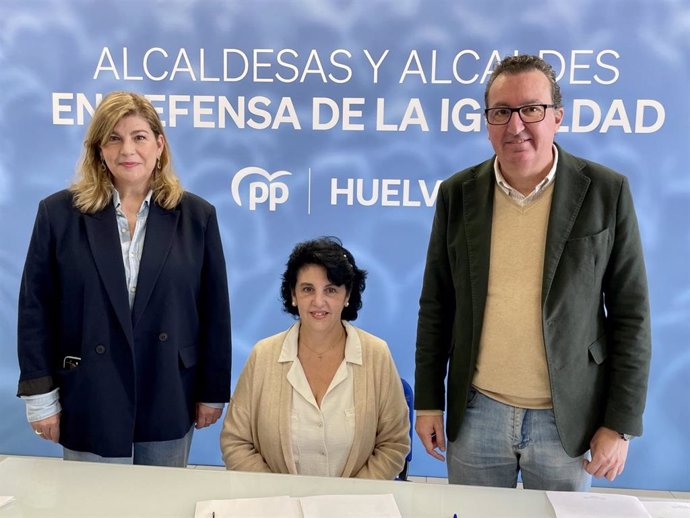 La nueva alcaldesa de Encinasola, María Dolores Benjumea, junto al presidente del PP de Huelva y la secretaria general del PP de Huelva, Manuel Andrés González y Berta Centeno, respectivamente.