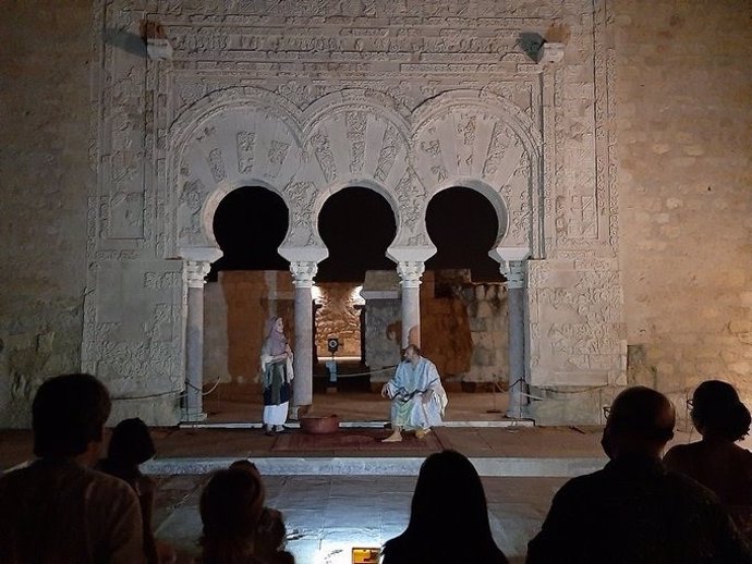 Representación en Medina Azahara durante una de las visitas teatralizadas a la antigua ciudadela califal.