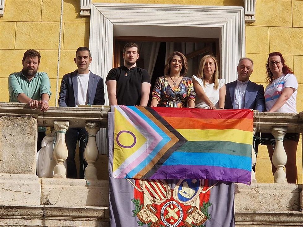 La bandera LGTBI+ luce ya en el balcón principal del Consistorio turolense