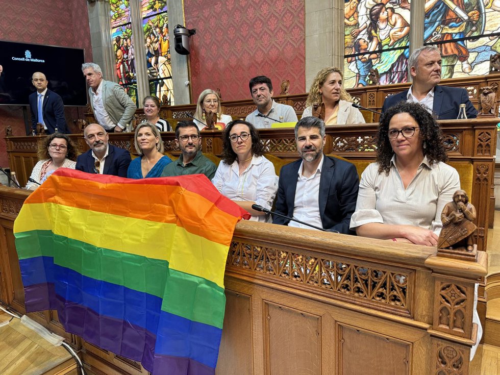 Los consellers del grupo socialista en el Consell de Mallorca con una bandera LGTBI por el Día del Orgullo.