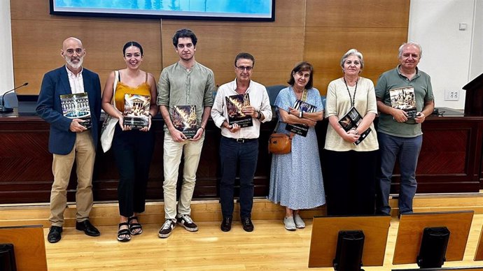 Foto de familia con estudiantes de altas capacidades tras concluir sus proyectos de investigación.