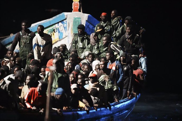 Archivo - Decenas de personas en un cayuco a su llegada al muelle de La Restinga, a 4 de noviembre de 2023, en El Hierro, Islas Canarias (España).