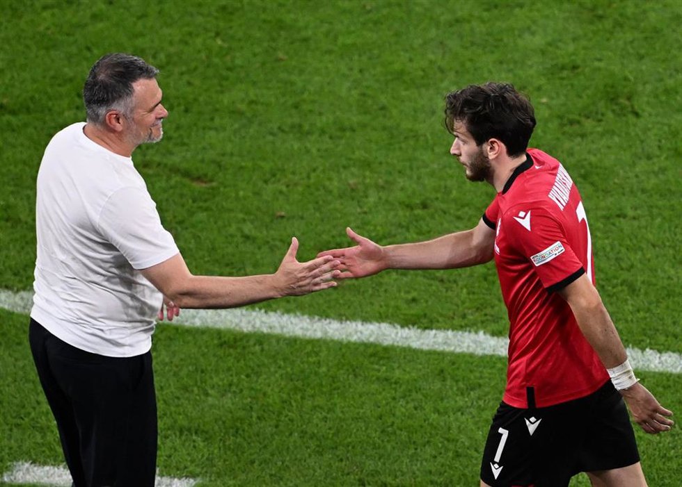 Willy Sagnol saluda a Khvicha Kvaratskhelia tras cambiarle en el Georgia-Portugal de la Eurocopa de Alemania