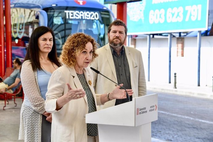 La consellera de Territorio de la Generalitat, Ester Capella, durante su intervención en la estación de autobuses de Figueres (Girona)