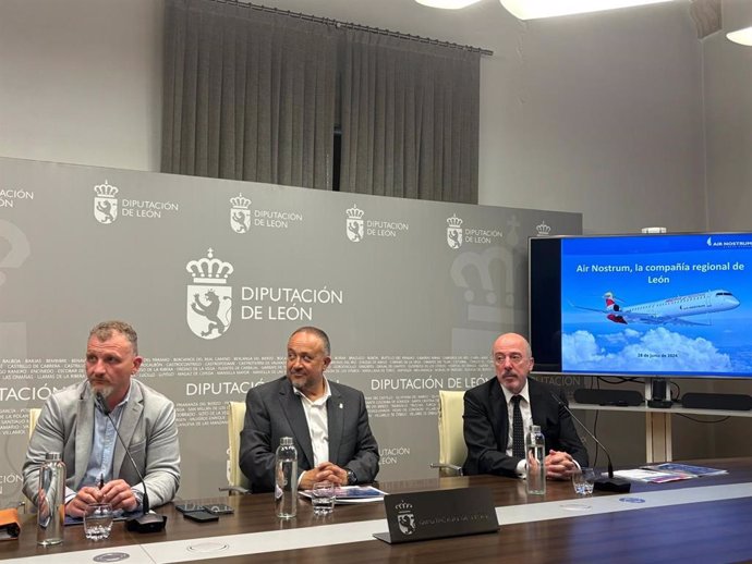 El responsable del Consorcio de Promoción del Aeropuerto, Octavio González, el presidente de la Diputación, Gerardo Álvarez Courel, y el director comercial de Air Nostrum, Juan Castro, durante la presentación de la temporada 2024-2025.