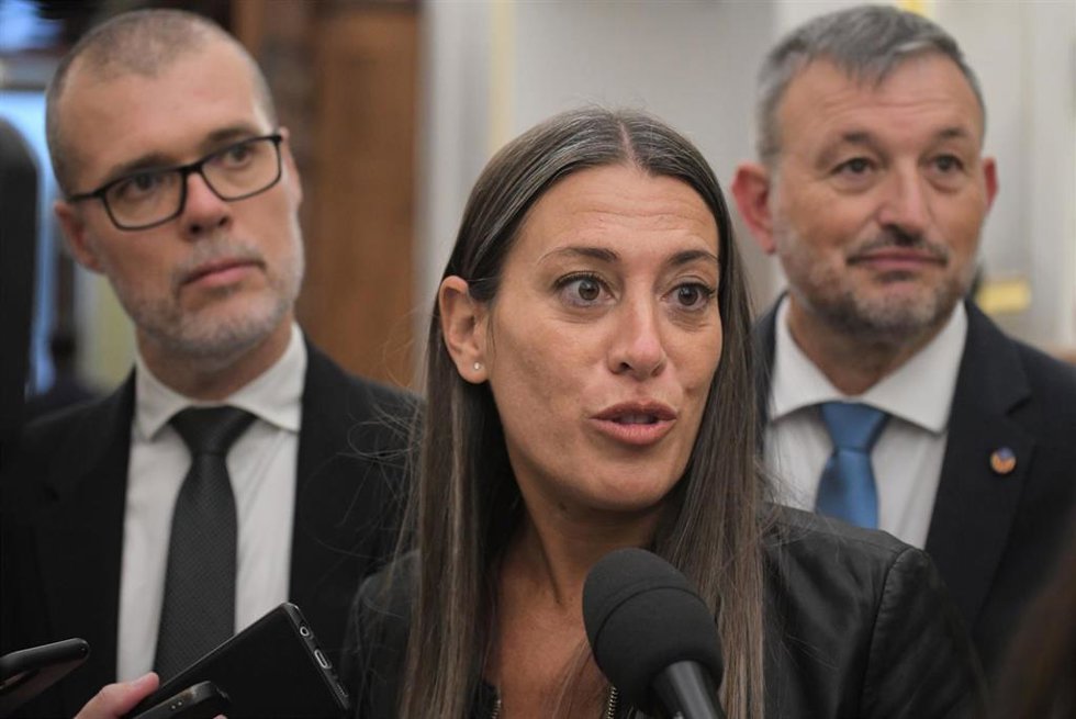 La portavoz de Junts en el Congreso, Miriam Nogueras, realiza unas declaraciones a los medios, tras una sesión plenaria, en el Congreso de los Diputados, a 25 de junio de 2024, en Madrid (España).