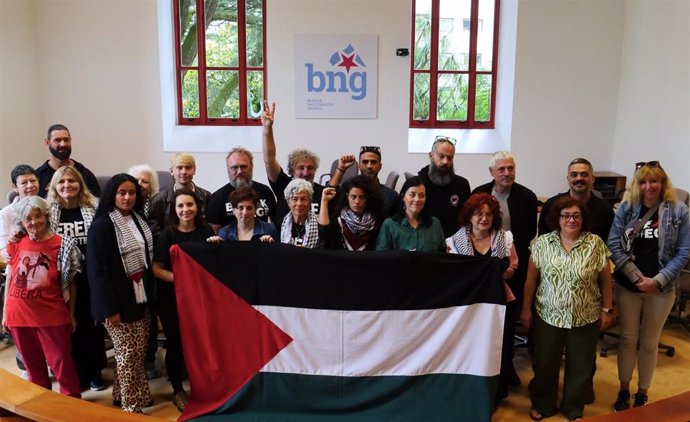 El Grupo Parlamentario del BNG recibe a una delegación de la Flotilla de la Libertad en el Parlamento gallego