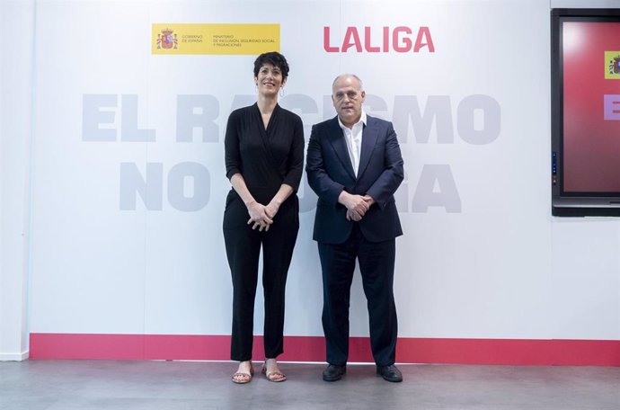 La ministra de Inclusión, Seguridad Social y Migraciones, Elma Saiz, y el presidente de LaLiga, Javier Tebas, durante la presentación del balance de 'Este partido lo vamos a ganar', la campaña contra el racismo, en la sede de LaLiga, en Madrid (España). 