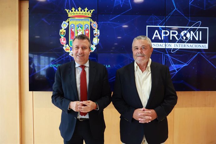 El presidente de la Diputación de Sevilla, Javier Fernández, con su homólogo de la Fundación Internacional Aproni, Juan Gabriel García.