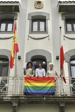 Archivo - Bandera del Orgullo en el Ayuntamiento de Astillero