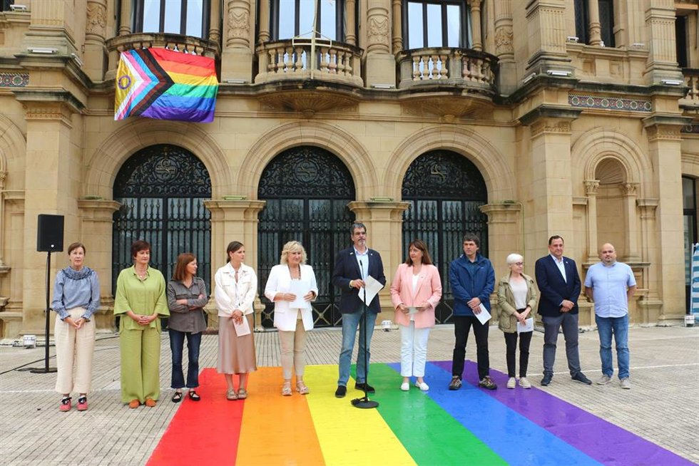 La Corporación municipal de San Sebastián conmemora el Día del orgullo