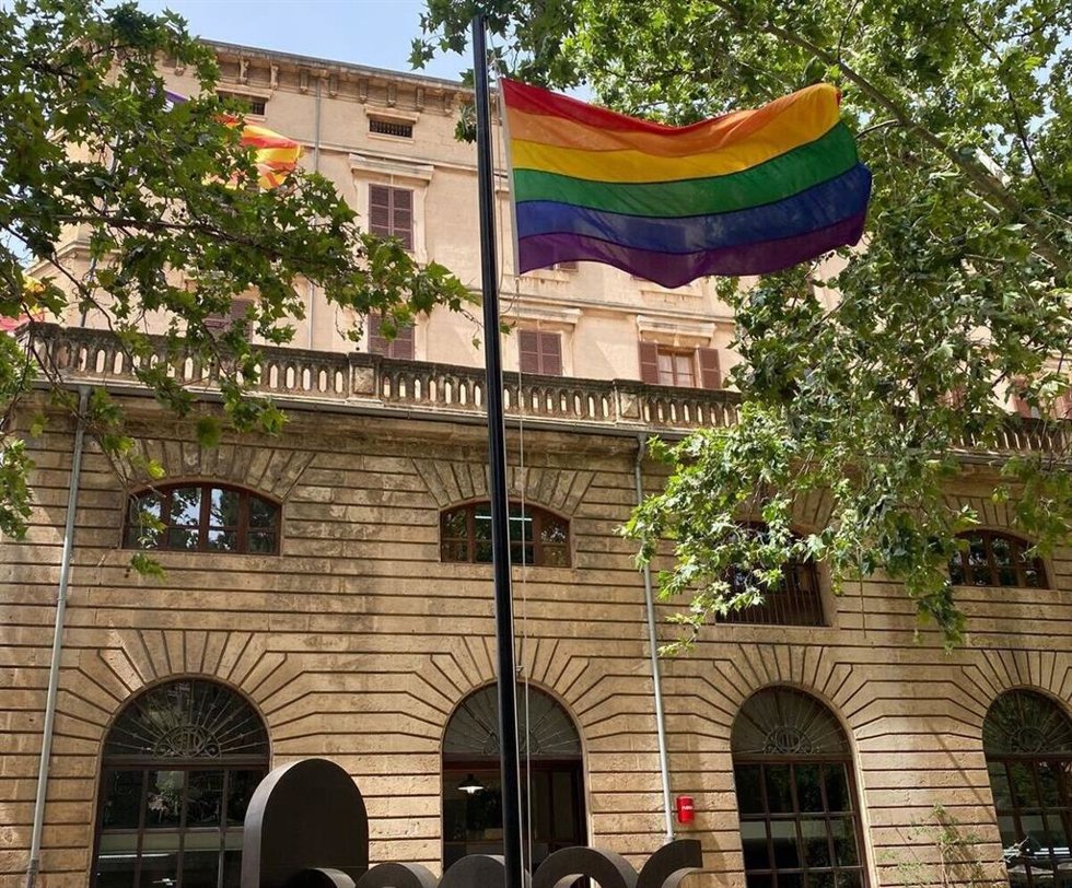 Bandera LGTBI izada en el edificio de La Misericrdia.