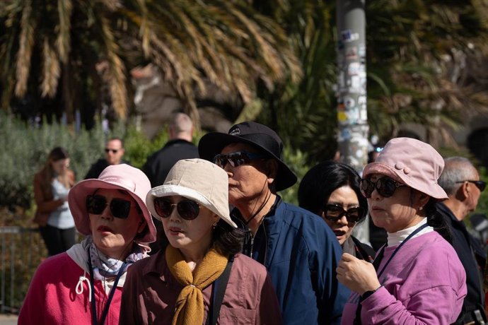 Archivo - Varios turistas junto a la Sagrada Familia.