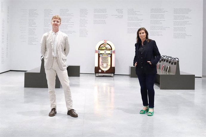 Andrew Price, comisario, y Sandra Guimarães, directora del Museo Helga de Alvear de Cáceres, en una de las salas de la exposición 'Dedicado a lo desconocido'