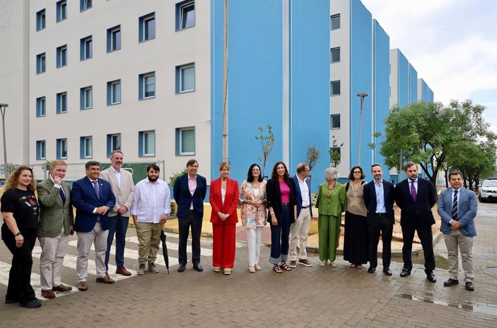La consejera de Inclusión Social, Juventud, Familias e Igualdad, Loles López, en su visita a las instalaciones de la nueva residencia de estudiantes de la Universidad de Huelva.