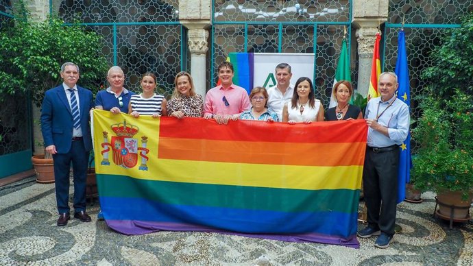 Sánchez (5ª dcha.), junto al resto de autoridades y representantes del colectivo Lgtbi, en el acto institucional por el Día del Orgullo.