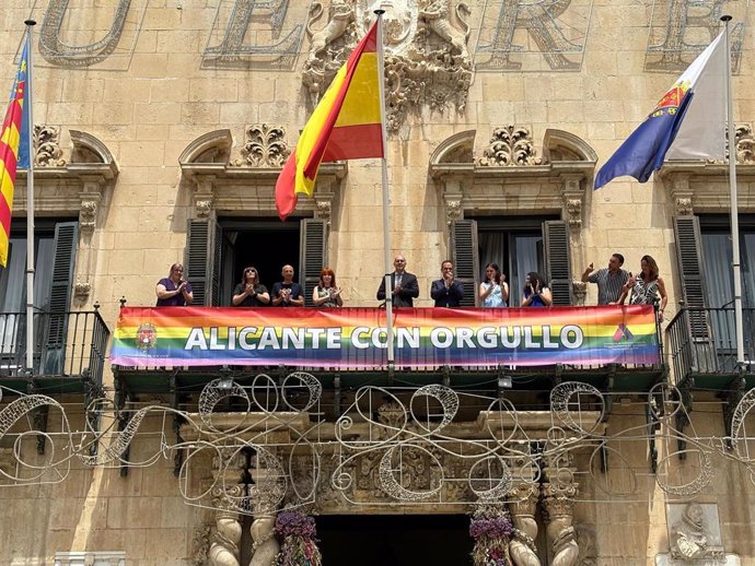 Equipo de gobierno del Ayuntamiento de Alicante despliega solo pancarta LGTBI, Vox pide retirarla y la izquierda rechaza "blanquear" al PP