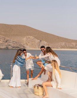 Un grupo de amigos se reúne en el entorno de la Playa de Los Muertos en Carboneras (Almería).
