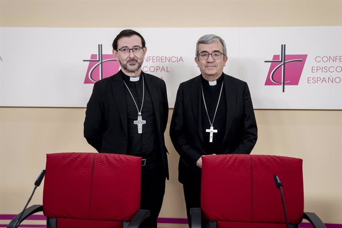 Archivo - El vicepresidente de la Conferencia Episcopal Española (CEE), José Cobo (i), y el presidente de la Conferencia Episcopal Española (CEE), Luis Argüello (d).