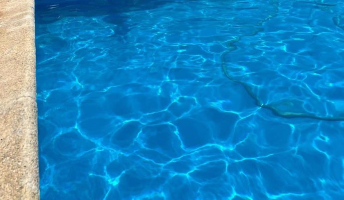 Archivo - Imagen recurso de una piscina