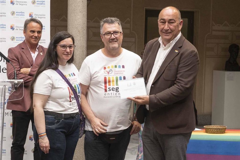 El presidente de la Diputación, Miguel Ángel de Vicente, recibe un obsequio del presidente de 'Segoentiende', Marcos Tarilonte.