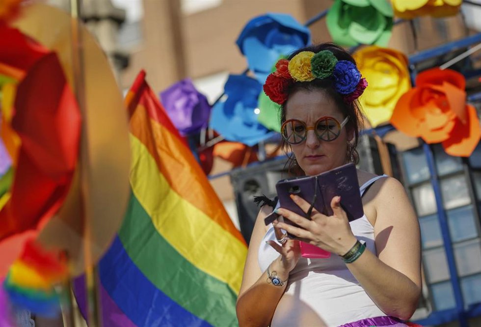 Archivo - Una participante en la Cabalgata por el Orgullo LGTBI en Sevilla, en foto de archivo.