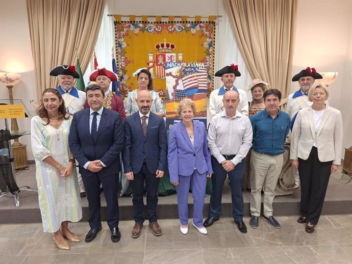 El subdelegado del Gobierno en Málaga, Javier Salas, presenta junto al alcalde de Macharaviaya, Antonio Campos, el programa de actos de conmemoración del Día de la Independencia de EEUU