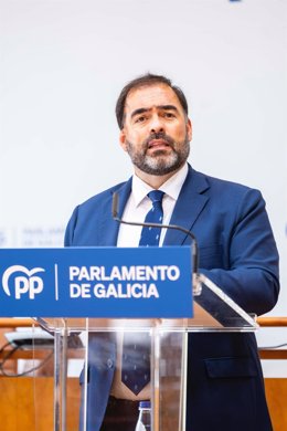 El portavoz parlametnario del PP de Galicia, Alberto Pazos Couñago, en rueda de prensa