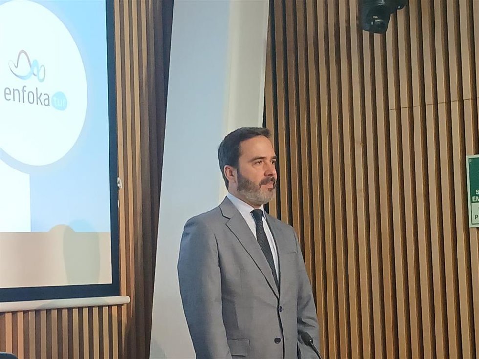 El consejero de Turismo, Comercio y Turismo del Gobierno Vasco, Javier Hurtado, en rueda de prensa en Bilbao.