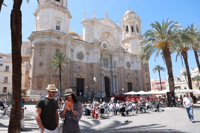 Archivo - Turistas en la plaza de la Catedral de Cádiz.