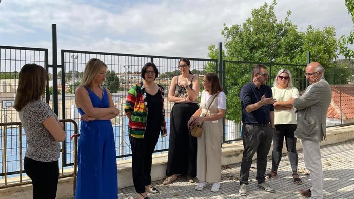La delegada de Desarrollo Educativo y Formación Profesional de la Junta en Granada, María José Martín, visita el IES Avenmoriel de Benamaurel (Granada).