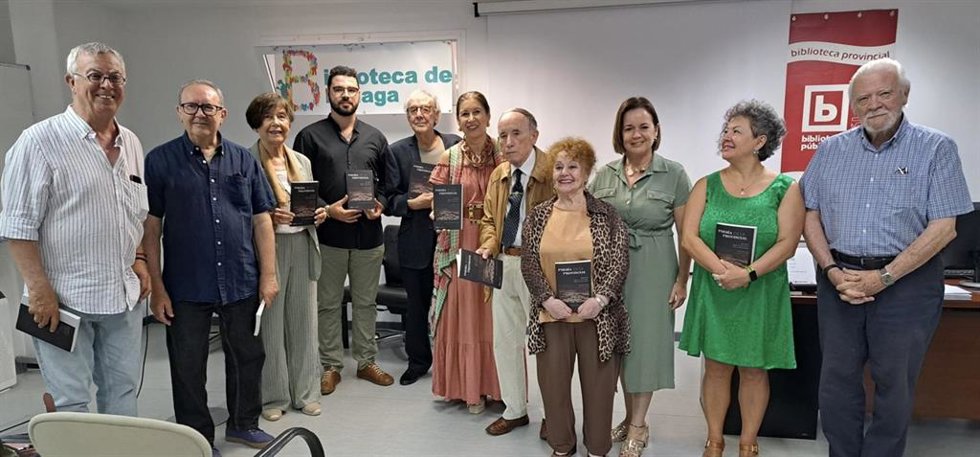 La delegada de Cultura de la Junta, Gemma del Corral; el profesor de la UMA, Pedro J. Plaza González, coordinador de la obra; y ocho de los autores que han participado en la antología.