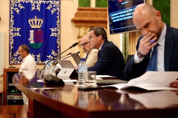 El presidente de la Diputación de Badajoz, Miguel Ángel Gallardo, en el pleno de la institución provincial.