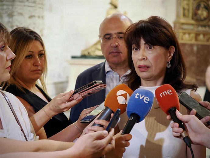 Valladolid 28/6/2024. Valladolid, la ministra de Igualdad, Ana Redondo, visita la exposición 'El lago de los cisnes' de Cristóbal Tabares.  En el Museo Nacional de Escultura