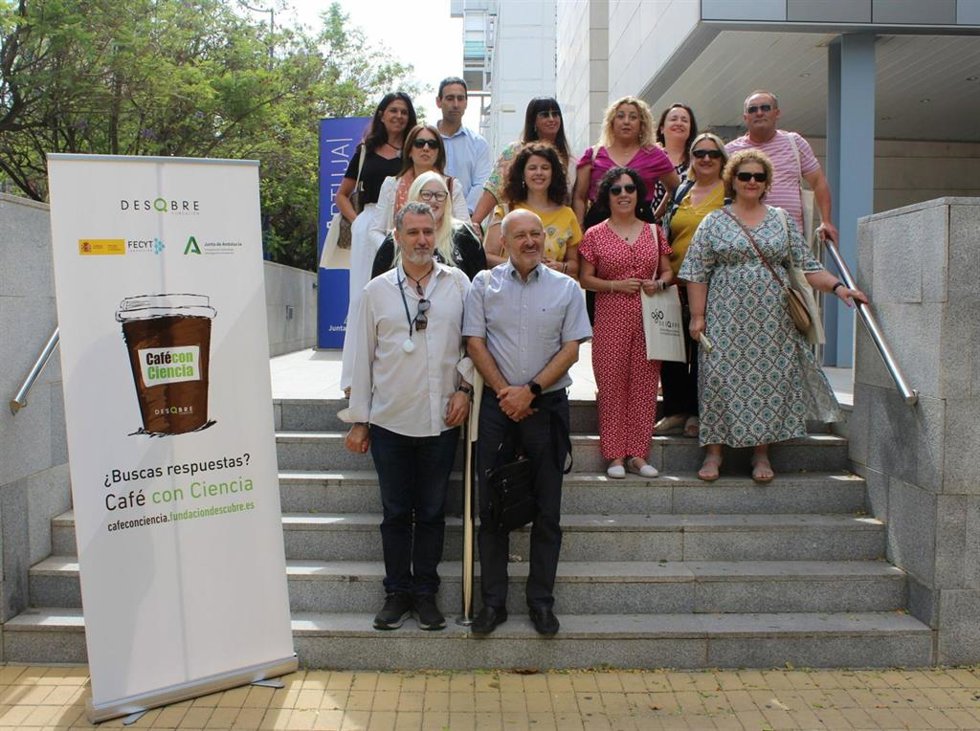 Afiliados a la ONCE que han participado en este Café con Ciencia inclusivo, liderado por la catedrática de la US Lola Pons.