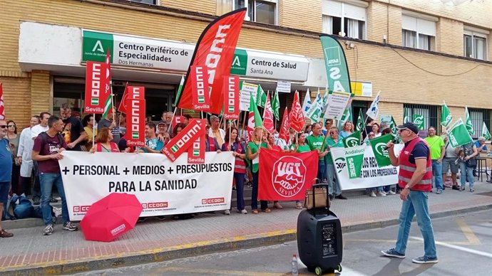 Concentración de CCOO ante el centro de especialidades periféricas de Dos Hermanas (Sevilla).
