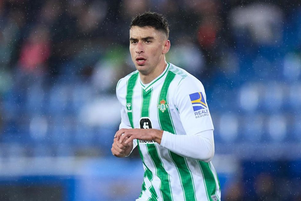 Archivo - El centrocampista Marc Roca (Real Betis), ante el Deportivo Alavés en la Copa del Rey 2023-2024. 