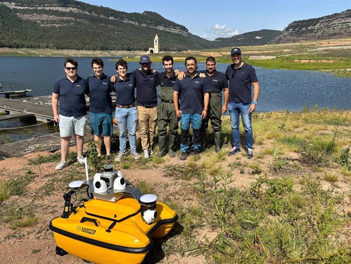 El equipo de Seabots que colabora con la Generalitat en analizar el Pantano de Sau