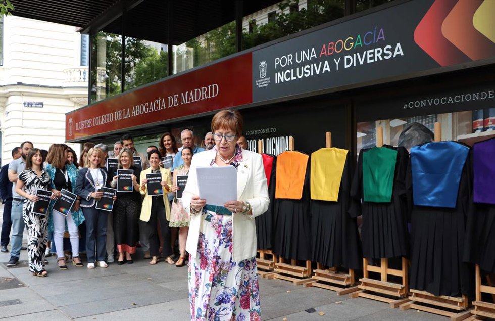 La diputada y tesorera de la Junta de Gobierno del ICAM, Lola Fernández,lee un manifiesto en favor de la diversidad y la inclusión en el sector legal