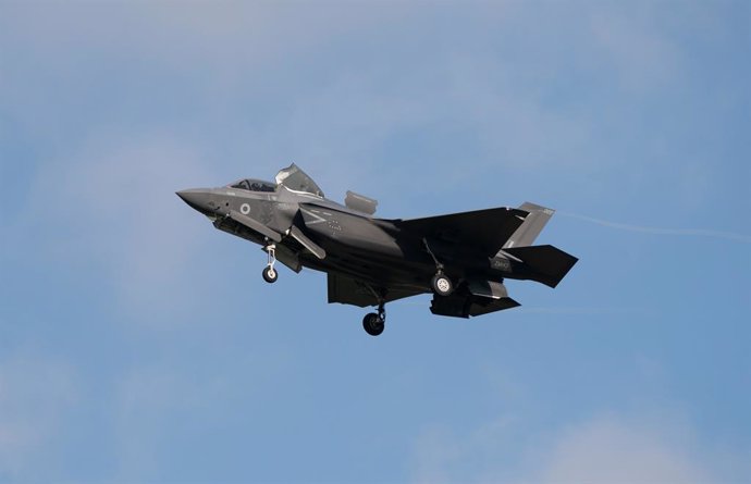 Archivo - Un avión de combate F-35 se prepara para aterrizar en Norfolk, Reino Unido