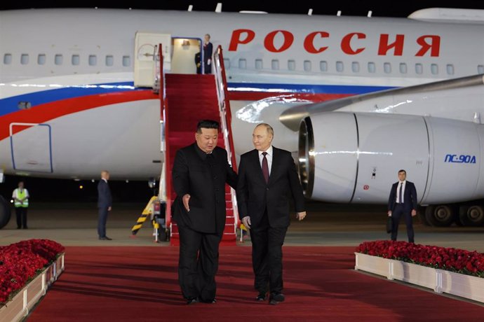 El lider de Corea del Norte, Kim Jong Un, recibe al presidente ruso, Vladimir Putin, a su llegada a Pyongyang.