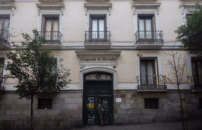 Archivo - Uno de los edificios de propiedad municipal de la Plaza de la Luna, a 4 de enero de 2024, en Madrid (España). 