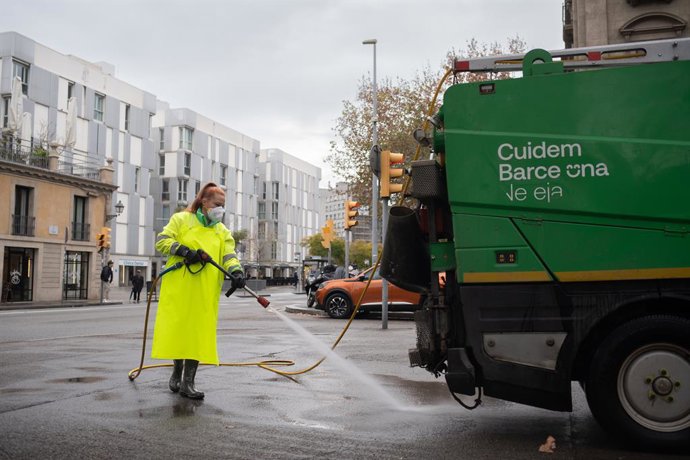Archivo - Una trabajadora de la limpieza riega una calle con una manguera, a 10 de enero de 2024, en Barcelona, Catalunya (España). El Ayuntamiento de Barcelona ha alertado de que la fase de emergencia por la sequía, en la que Catalunya puede entrar este 