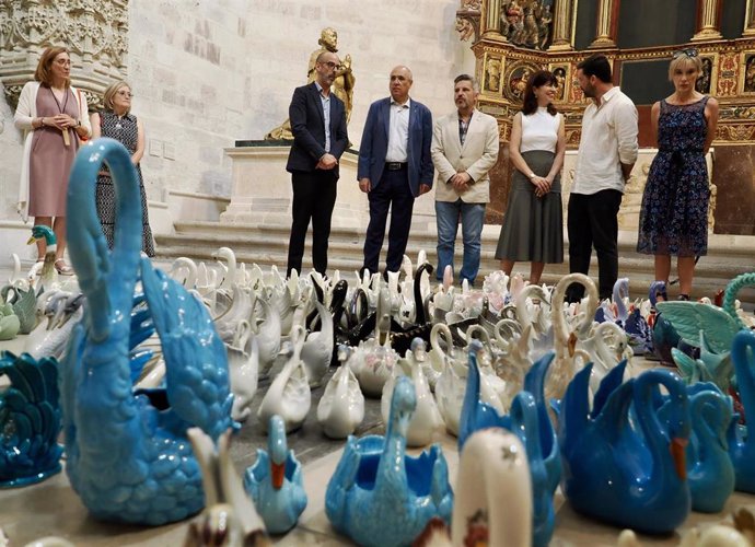 La ministra de Igualdad, Ana Redondo, visita la exposición 'El lago de los cisnes' de Cristóbal Tabares en el Museo Nacional de Escultura