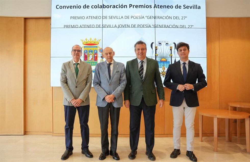 Las autoridades participantes en el encuentro con motivo de los Premios de Poesía y Poesía Joven 'Generación del 27' del Ateneo.