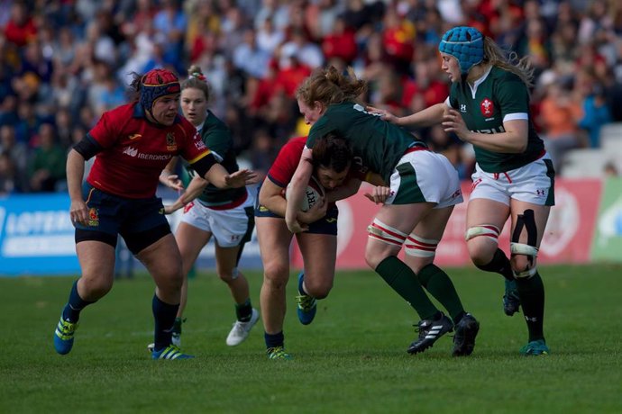Acción durante un partido entre las selecciones femeninas de España y de Gales de rugby XV.
