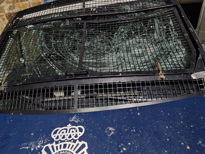 Dos policías resultan heridos tras una emboscada en El Príncipe, en Ceuta, que dejó un furgón "destrozado"