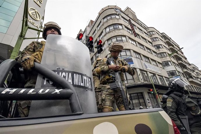 Archivo - Efectivos de la Policía Militar de Bolivia.