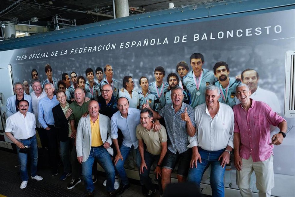 Juan Antonio Corbalan, Nacho Solozabal, Josa Luis Llorente, Juan Antonio San Epifanio Epi, Jose Maria Margall, Juanma Lopez Iturriaga, Fernando Arcega, Andres Jimenez, Fernando Romay, Juan de la Cruz, Jose Manuel Beiran, Cristobal Rodriguez and Paco B